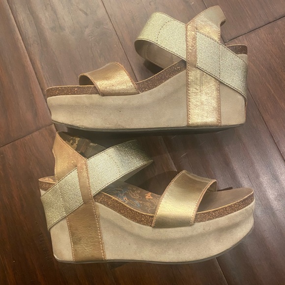 OTBT-Wedge Sandal-Gold-Size 7.5 or 8(Size not on sandals) - Picture 2 of 7